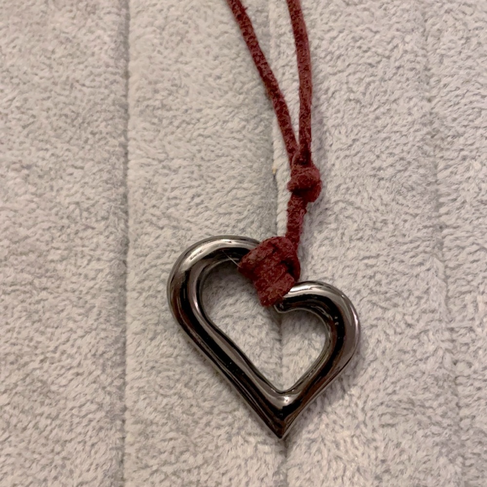 Guess heart necklace